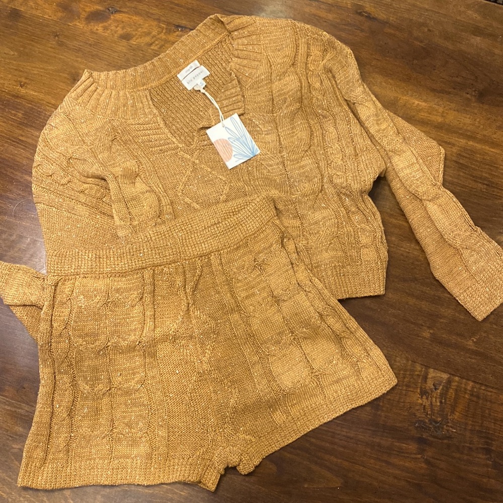 Brand new Women’s cozy woven crop set
